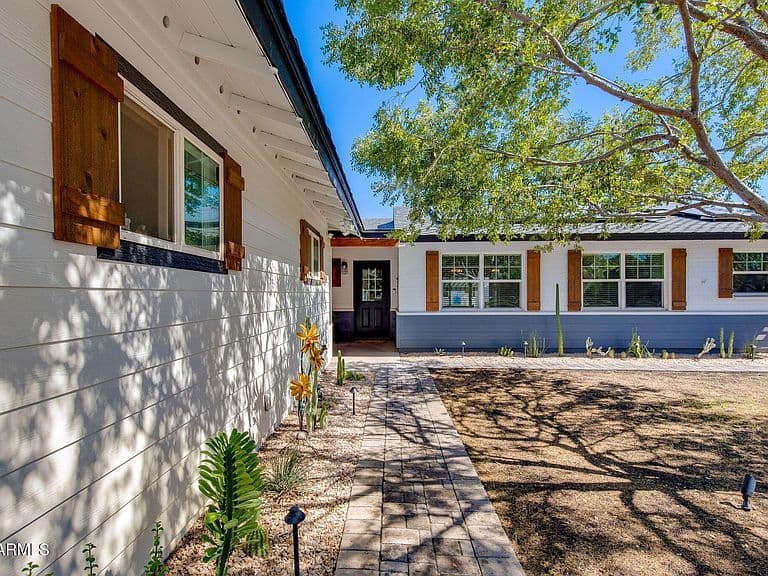 719 W KALER Drive photo 4