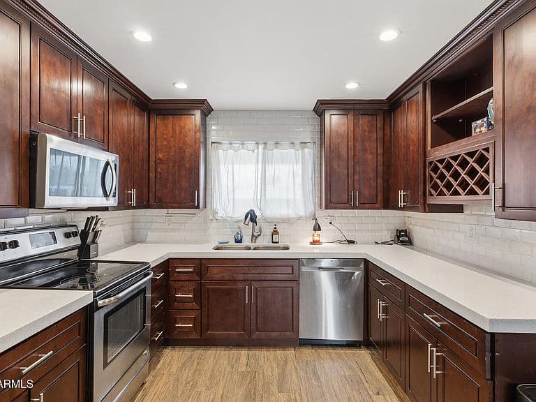 539 W 19TH Street photo 2