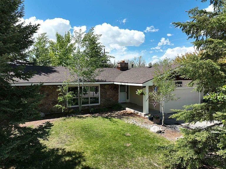1285 Goodrich Dr photo 1