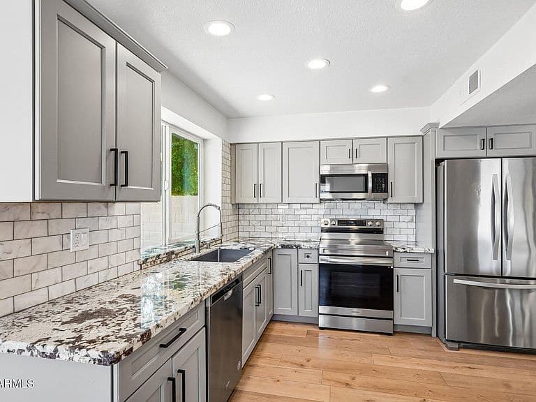 6716 E BEVERLY Lane photo 2
