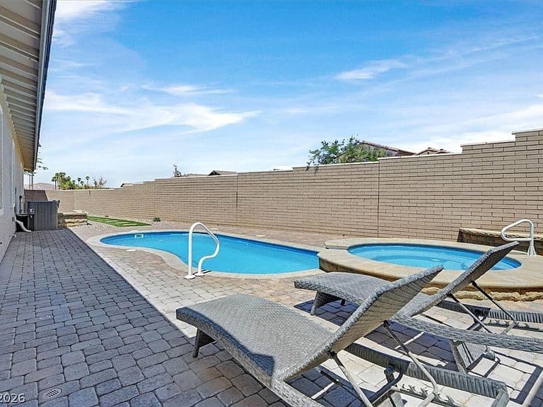 349 Gillespie Glen Ave photo 5