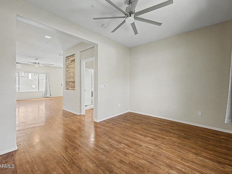 1429 E ELGIN Street photo 4