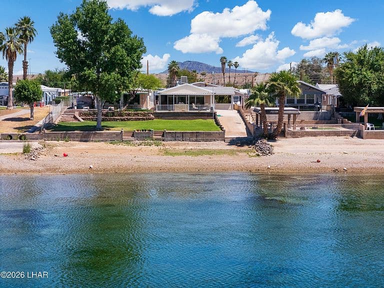 256 E Riverfront Dr photo 1