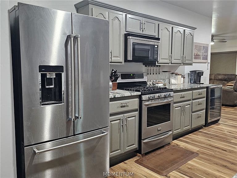 512 E Oak Street photo 4