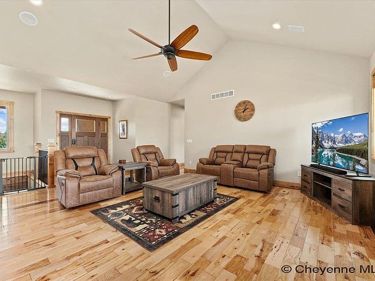 2230 Iriquois Dr photo 4