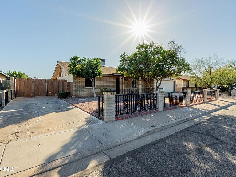 1041 E Garnet Ave photo 3