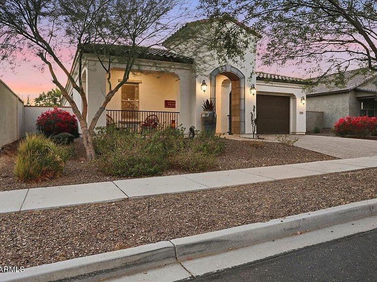 2410 N BEVERLY Place photo 2