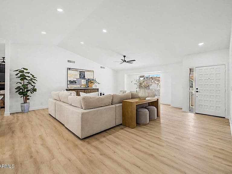 685 E LINDA Lane photo 5