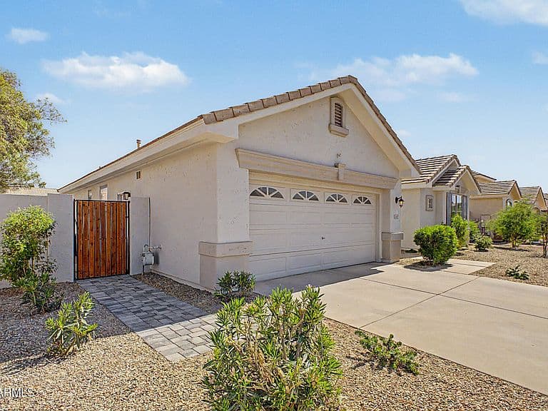1669 E LAREDO Street photo 2