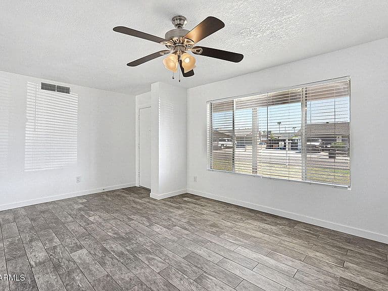 1348 W ROSEMONTE Drive photo 5