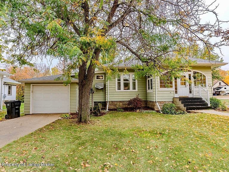 211 Ertel Ave photo 2