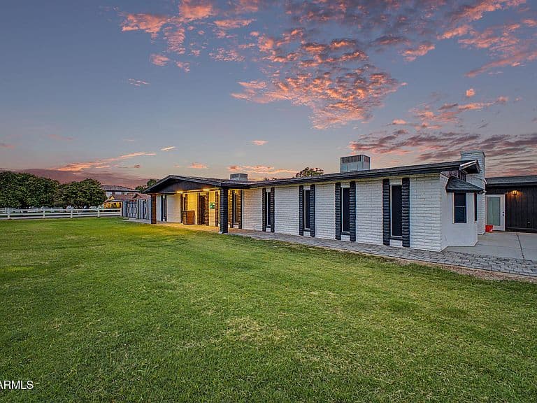10302 W EARLL Drive photo 4