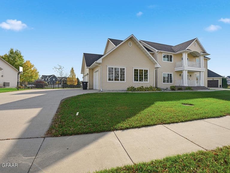 684 Vineyard Dr photo 2