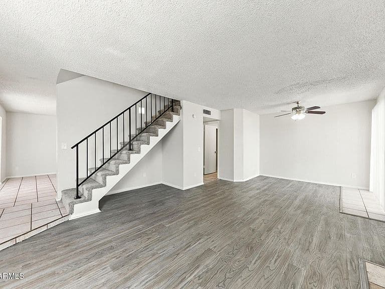 1401 E KERRY Lane photo 5
