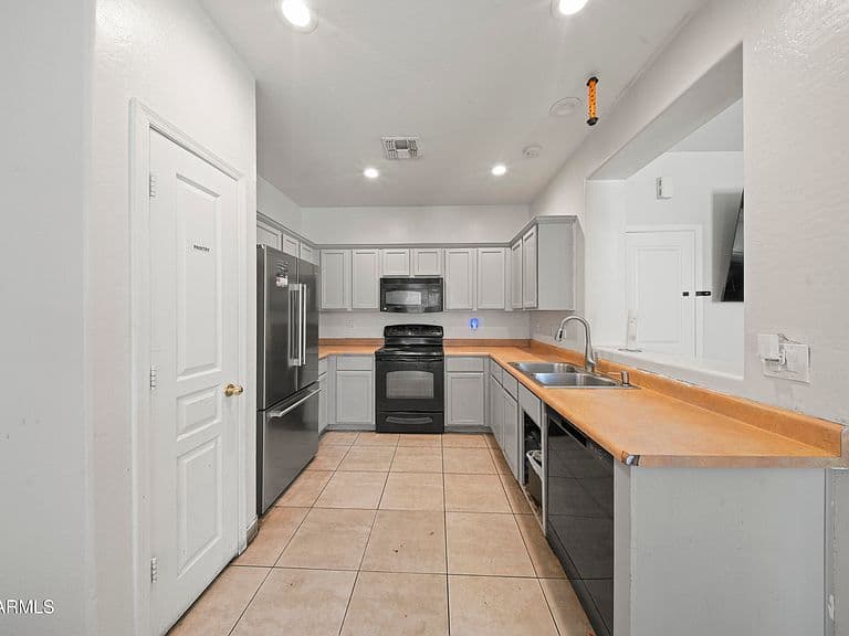 272 S ELISEO FELIX JR Way photo 5