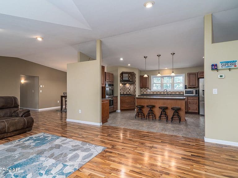 529 Cedar Ln photo 3