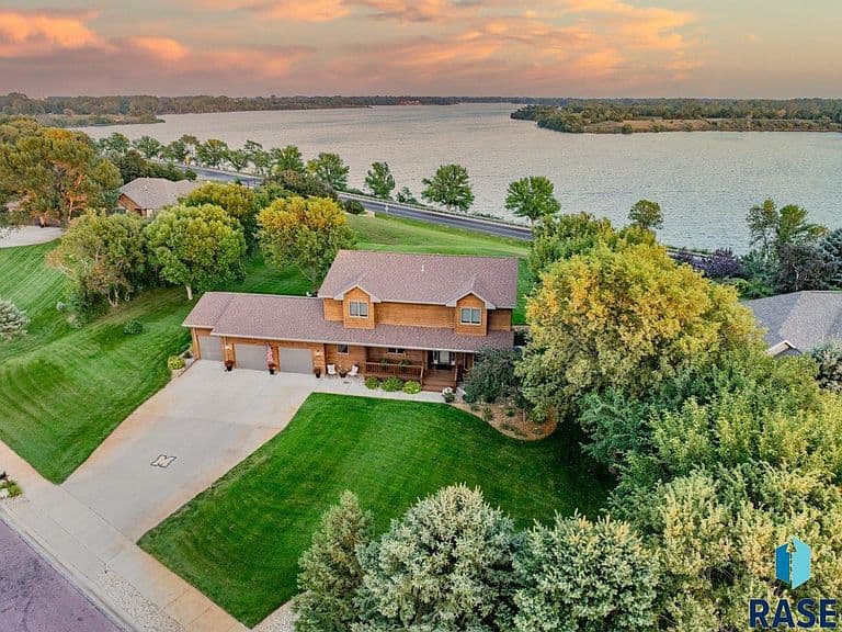 2817 Dailey Dr photo 1