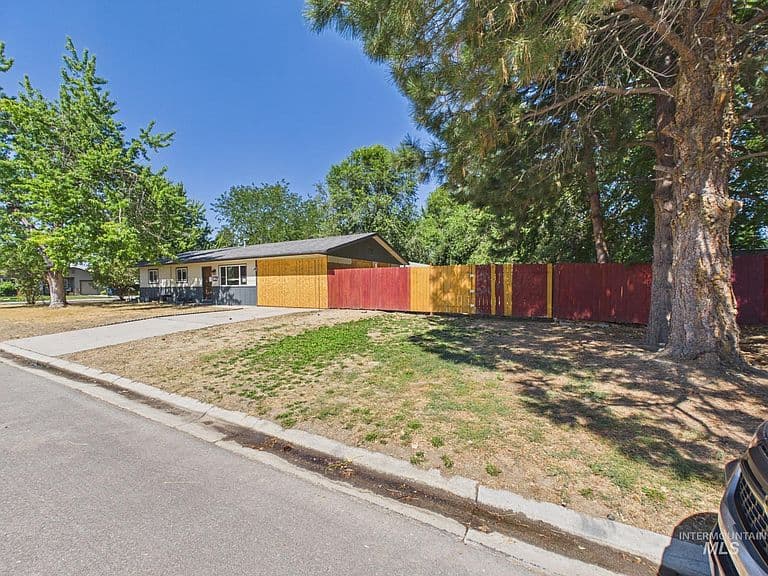 605 Harmon Way photo 2