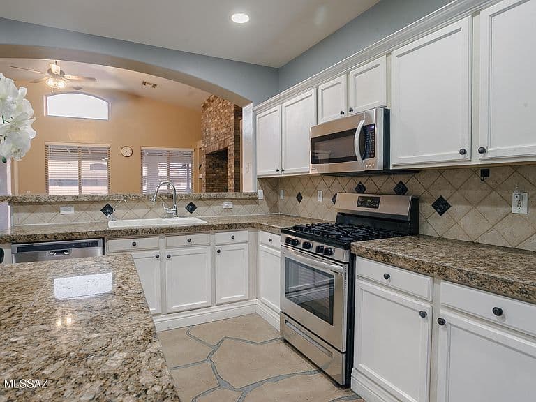 5533 W Carriage Dr photo 5