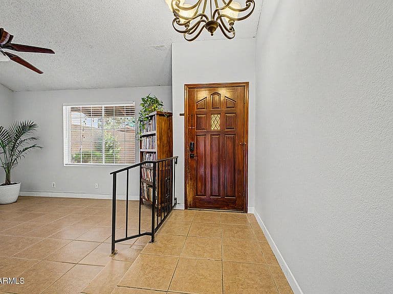 709 N LARKSPUR Street photo 4
