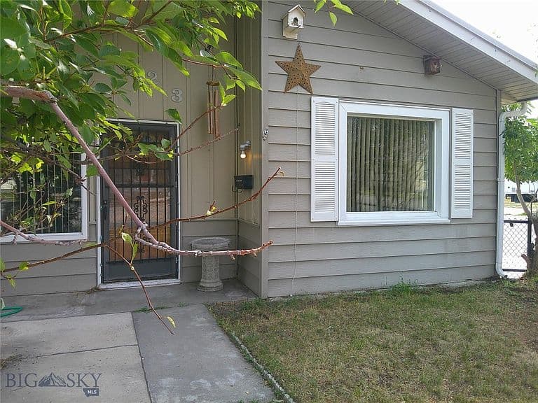 423 Alder St photo 2