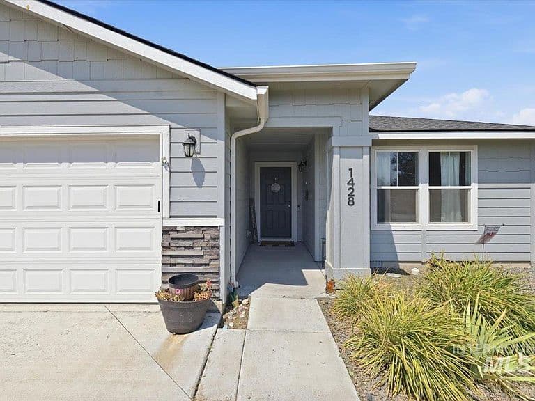 1428 Gold St photo 3