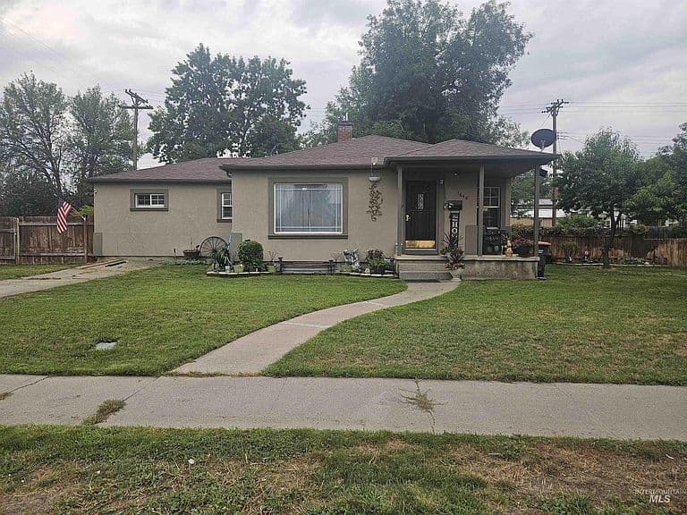 1640 Willow Ln photo 1
