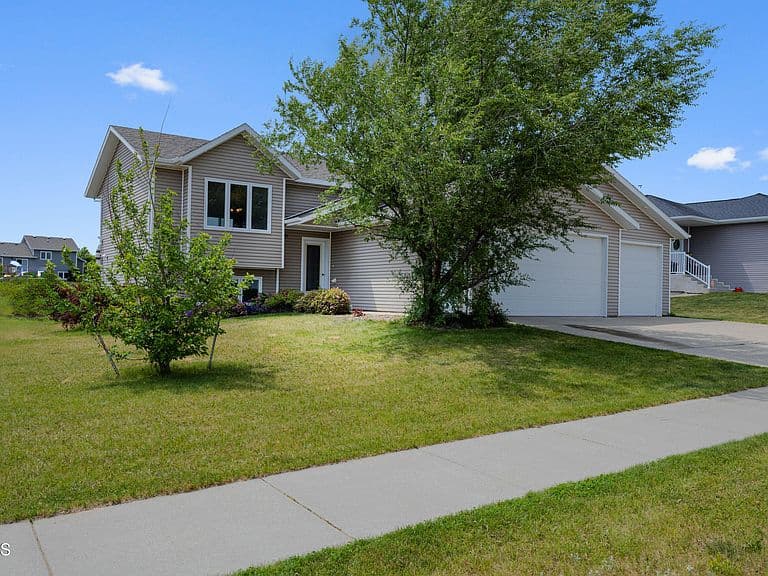 1413 Shires Dr SE photo 2
