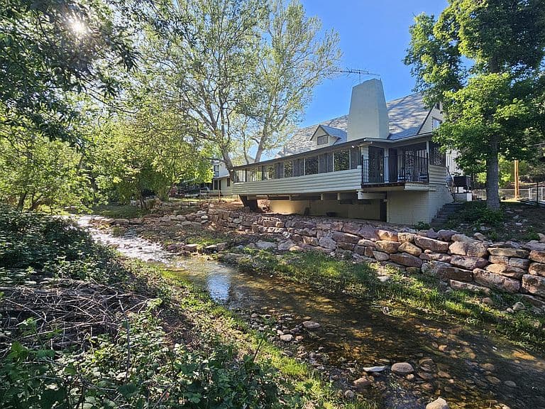 461 W Scott Dr photo 1