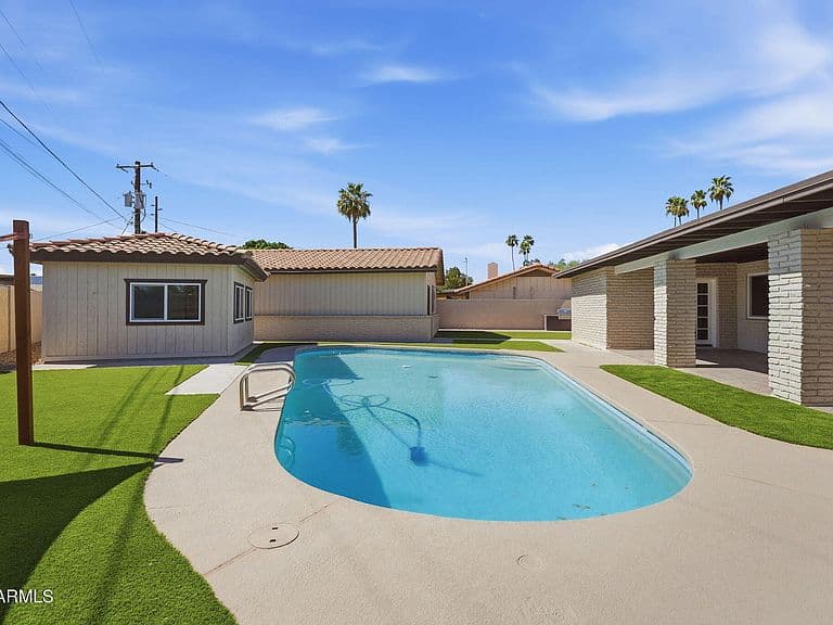 2515 S PALM Drive photo 3