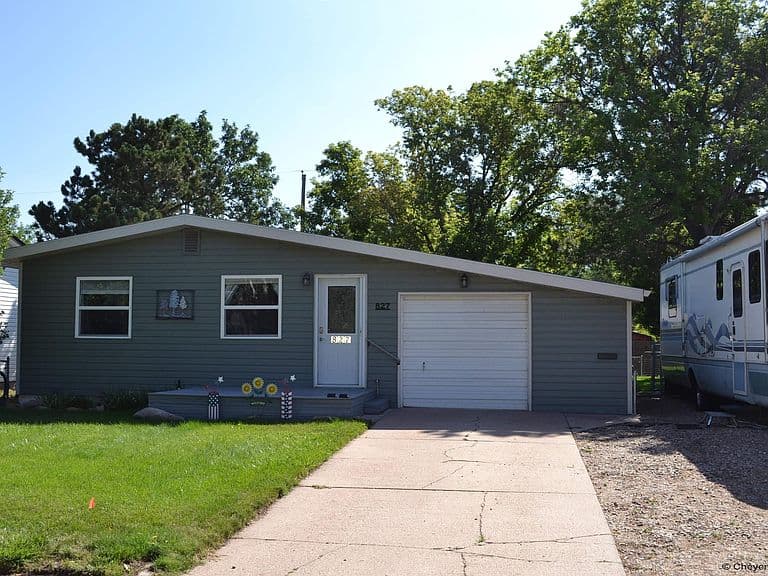 827 Stevens Dr photo 1