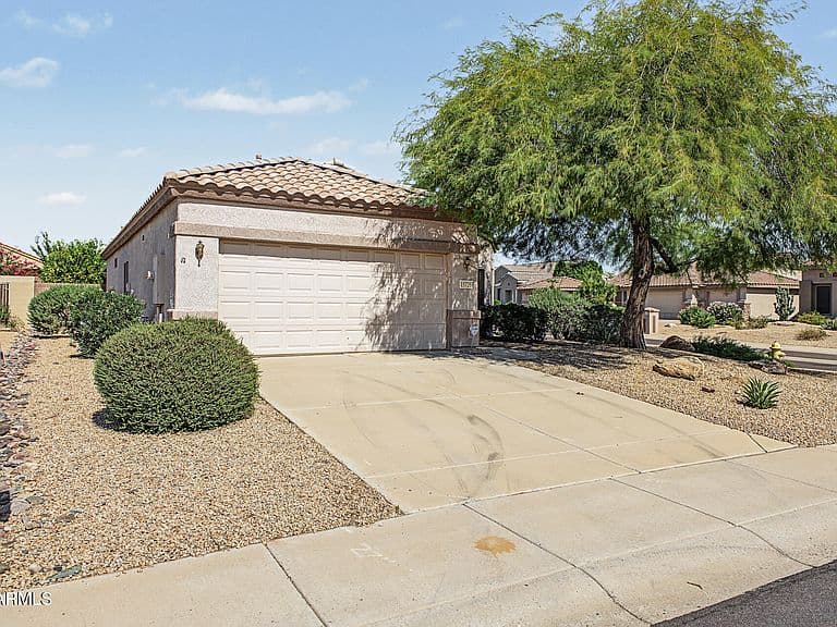 15726 W ARROWHEAD Drive photo 3