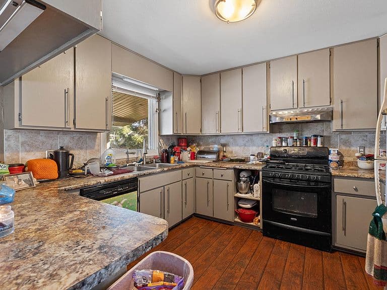2212 Elmhurst Dr photo 4