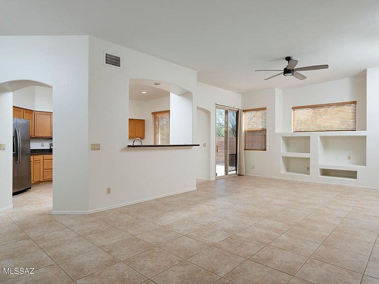 2622 N Avenue Valiente photo 2