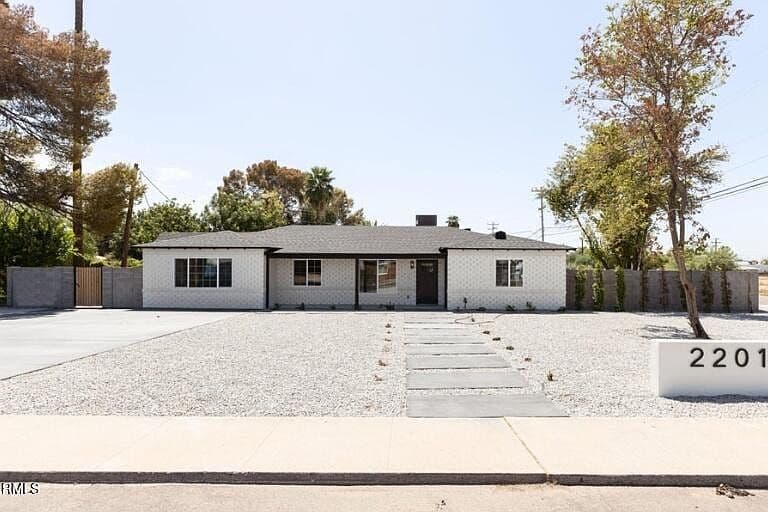 2201 E Amelia Avenue photo 2