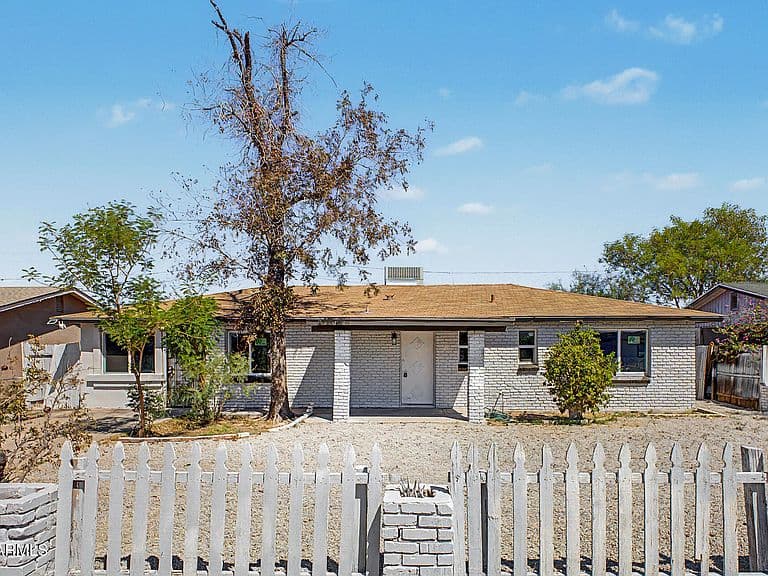 3406 W GLENROSA Avenue photo 2