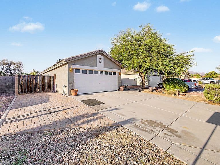 1096 E GRAHAM Lane photo 1