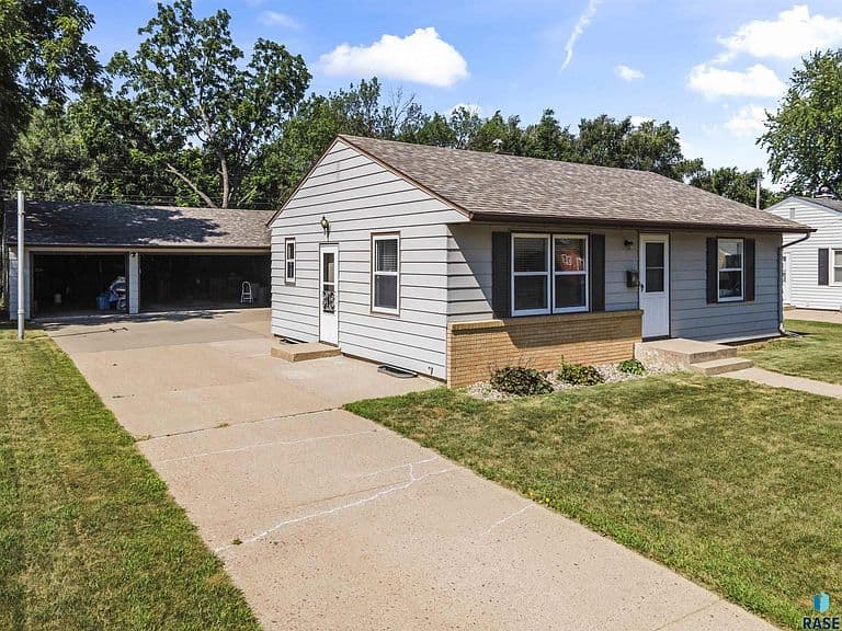 709 N Leadale Ave photo 3