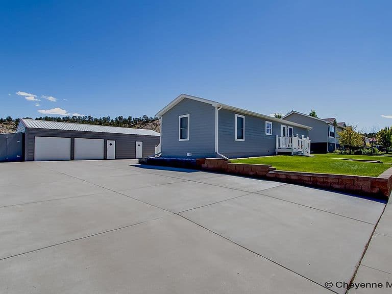 645 Black Blvd photo 2