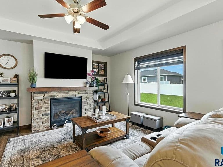 124 E Chapelwood Dr photo 2