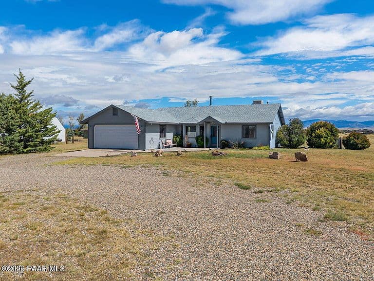 647 Johnson Ln photo 1