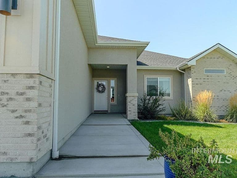 1515 Leslie Dr photo 2