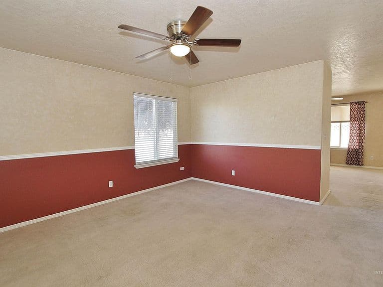 570 N Sourwood Ave photo 3