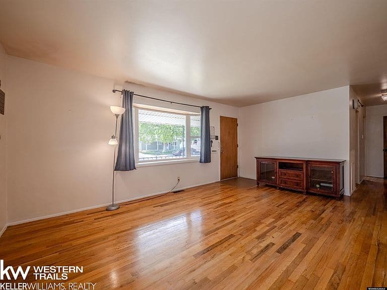 1735 Laramie Ave photo 2