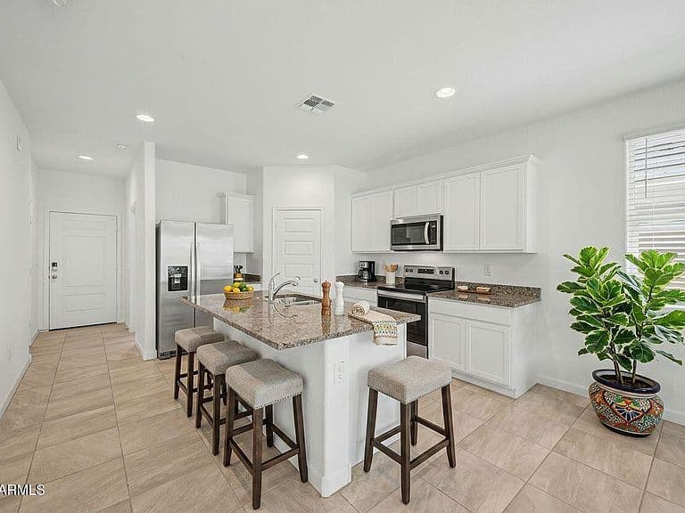 1816 W SOMBRA Avenue photo 4
