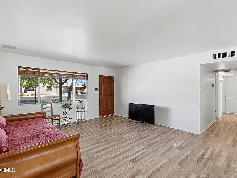 2321 W ROSE Lane photo 2