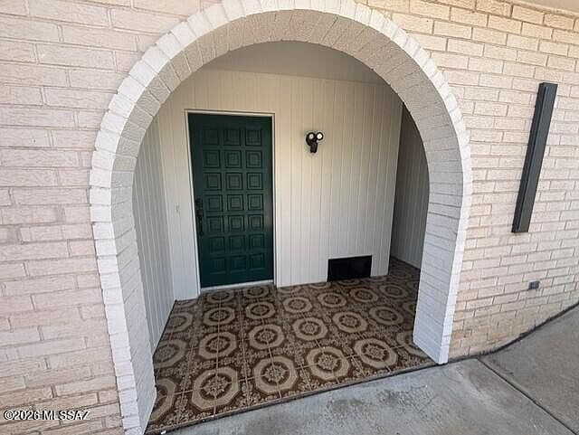 890 W Jennella Dr photo 2