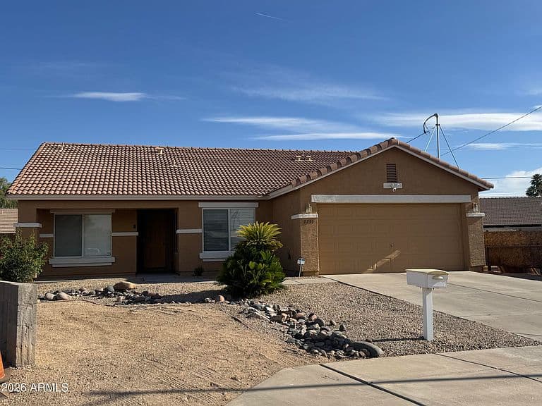 2739 E BEVERLY Lane photo 1