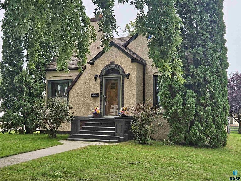 207 W Spruce St photo 3