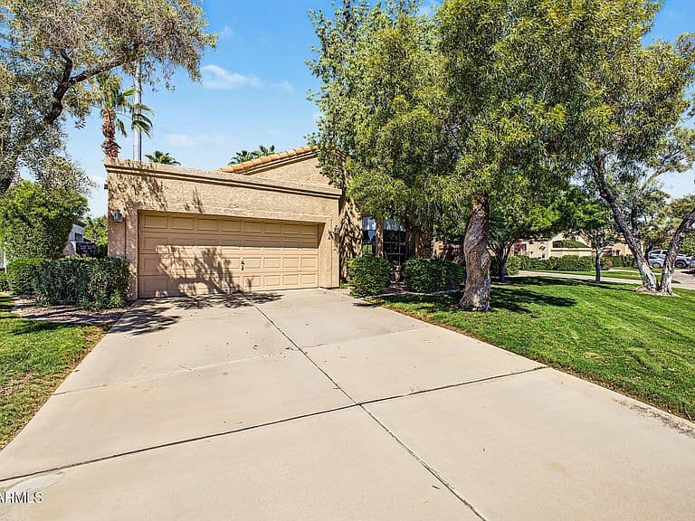 322 E Hearne Way photo 2